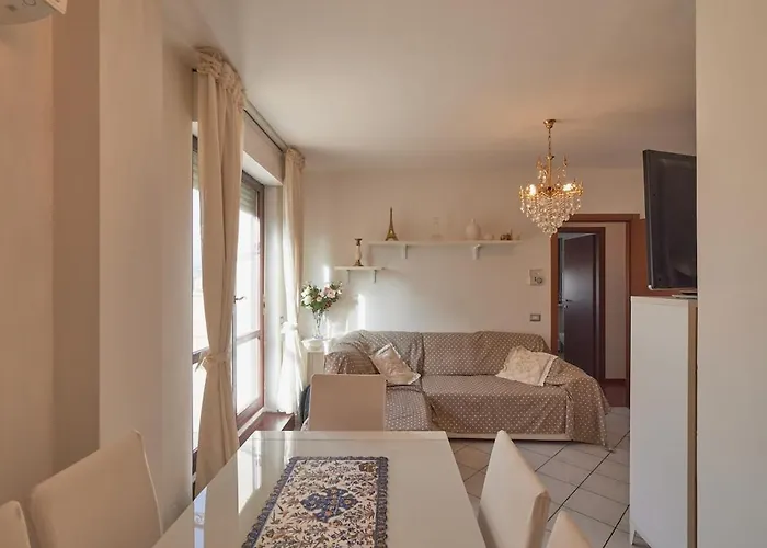 Am Stays 16 - Large Apartment Steps From The Main Station